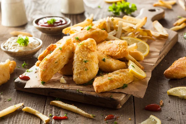 Knaprig fish and chips — Stockfoto