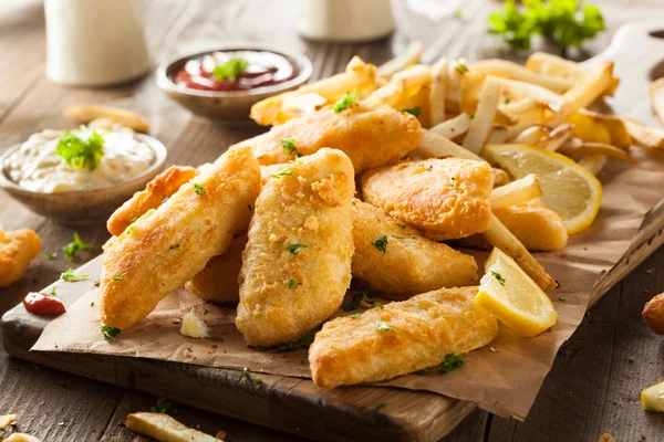 Pescado crujiente y patatas fritas —  Fotos de Stock