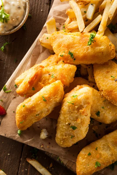 Pescado crujiente y patatas fritas —  Fotos de Stock
