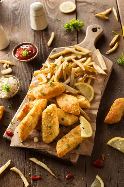 Pescado crujiente y patatas fritas —  Fotos de Stock