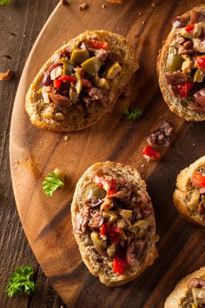 Ev yapımı karışık zeytin Tapenade
