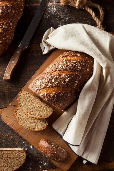 Pão de trigo inteiro caseiro orgânico — Fotografia de Stock