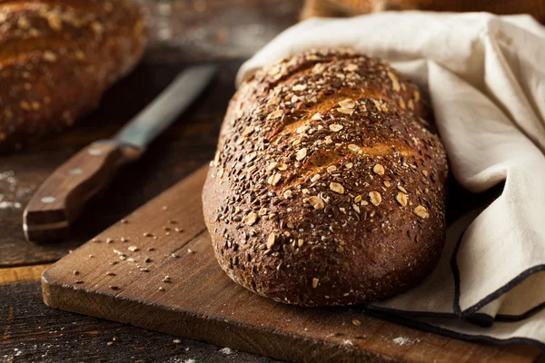 Органический домашний пшеничный хлеб — стоковое фото