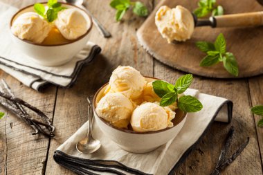 Ev yapımı organik vanilyalı dondurma