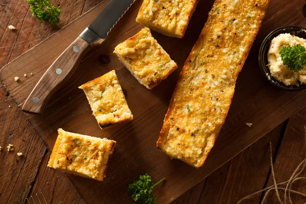 Homemade Cheesy Garlic Bread — Stock Photo, Image