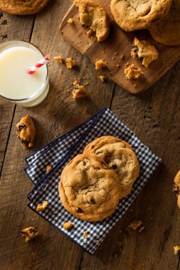 Ev yapımı çikolatalı kurabiyeler.