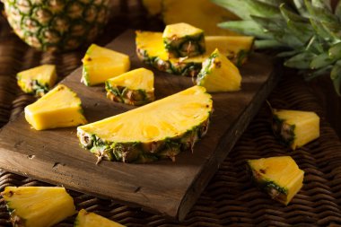 Organik çiğ sarı ananas