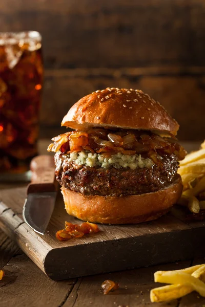 Hamburguesa jugosa con queso azul — Foto de Stock