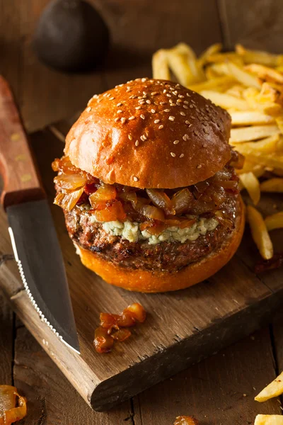 Hamburguesa jugosa con queso azul — Foto de Stock