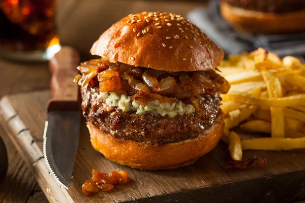 Hamburguesa jugosa con queso azul —  Fotos de Stock