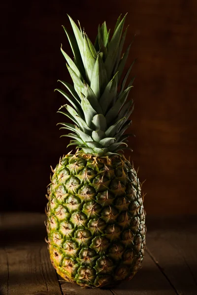 Piña amarilla cruda orgánica — Foto de Stock