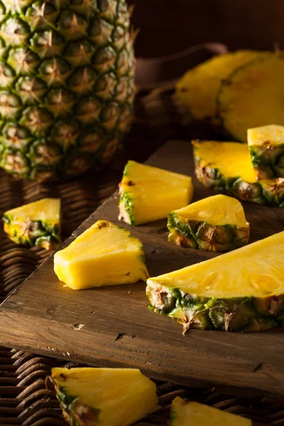 Biologische rauw gele ananas — Stockfoto