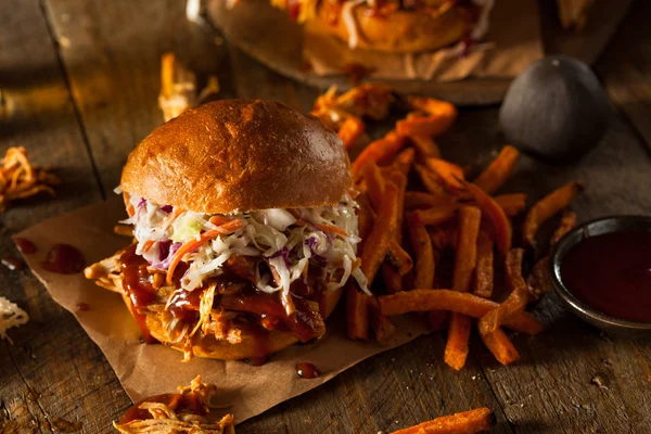 Zelfgemaakte getrokken Chicken Sandwich — Stockfoto