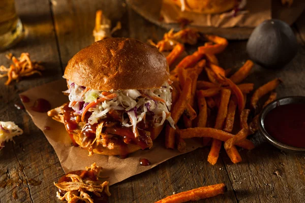 Zelfgemaakte getrokken Chicken Sandwich — Stockfoto