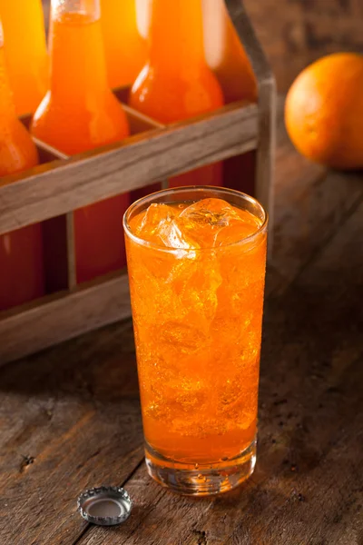 Освежающий апельсиновый содовый сок — стоковое фото
