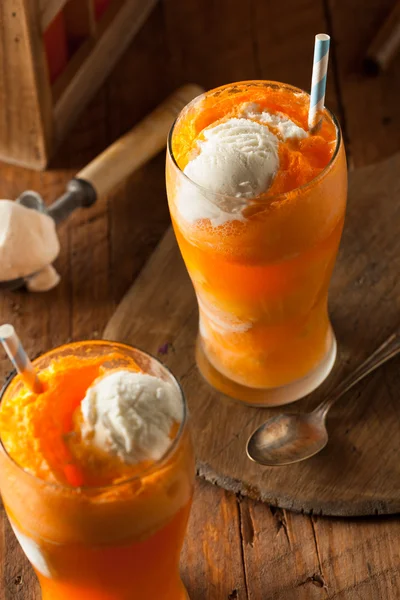 Мороженое с апельсиновой содовой — стоковое фото