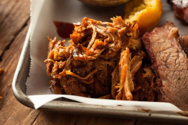 Ev yapımı Barbekü domuz eti çekti