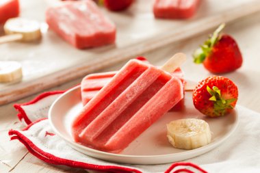 Ev yapımı çilek ve muz Popsicles
