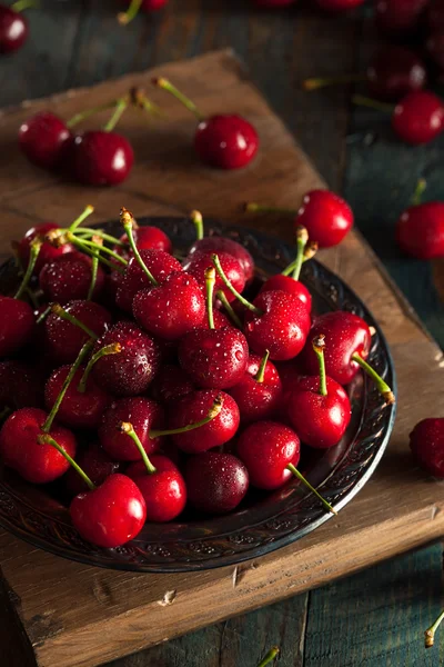 Rohe rote Bio-Kirschen — Stockfoto