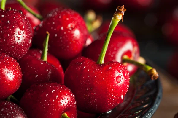 Rohe rote Bio-Kirschen — Stockfoto