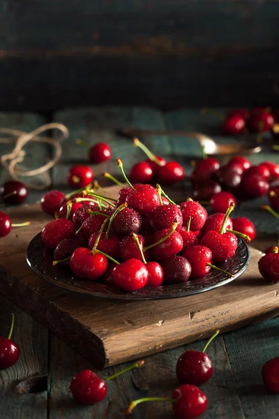 Rohe rote Bio-Kirschen — Stockfoto