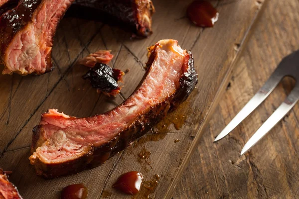 Costillas de cerdo de barbacoa ahumadas caseras —  Fotos de Stock