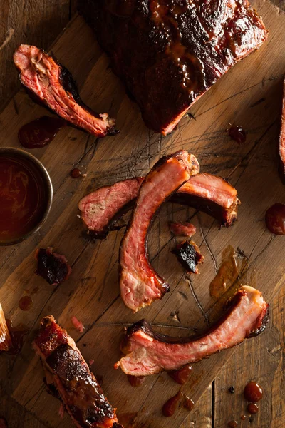 Costelas de porco de churrasco caseiro defumado — Fotografia de Stock