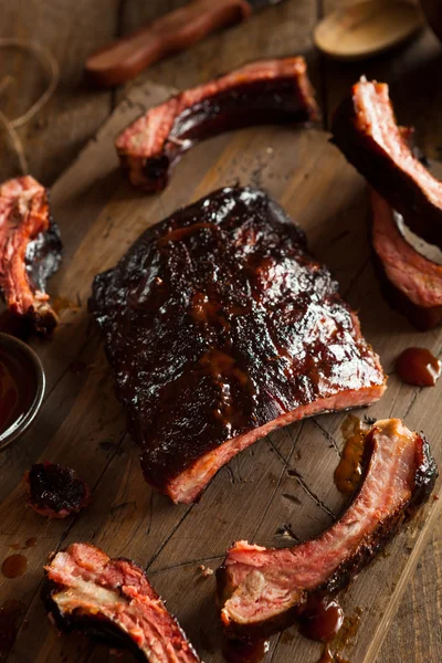 Zelfgemaakte gerookte Barbecue varkensribbetjes — Stockfoto