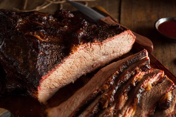 Barbecue affumicato fatto in casa Brisket di manzo — Foto Stock