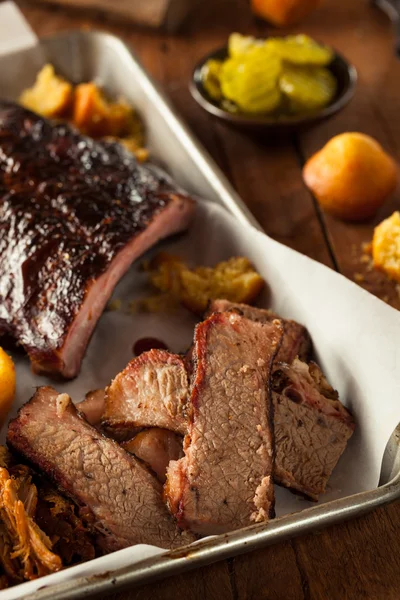 Barbecue affumicato fatto in casa Brisket di manzo — Foto Stock