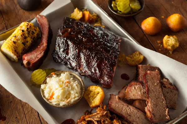 Churrasco fumado Brisket e costelas Platter — Fotografia de Stock