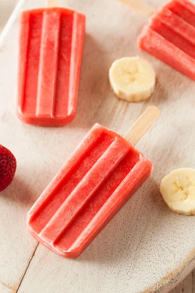 Zelfgemaakte aardbei en banaan ijslollys — Stockfoto