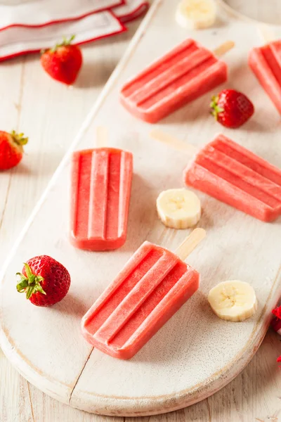 Zelfgemaakte aardbei en banaan ijslollys — Stockfoto