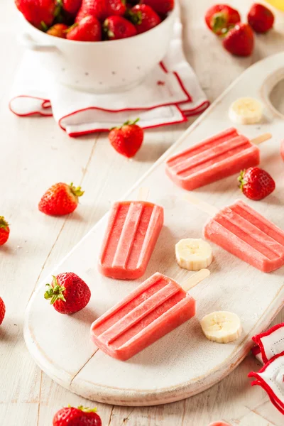 Caseiro de morango e banana Popsicles — Fotografia de Stock