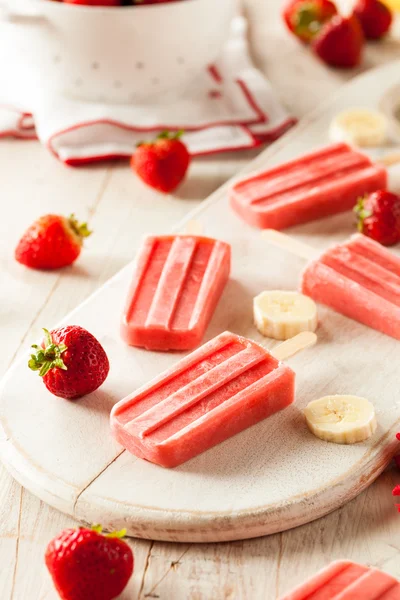 Homemade Strawberry and Banana Popsicles — Stock Photo, Image