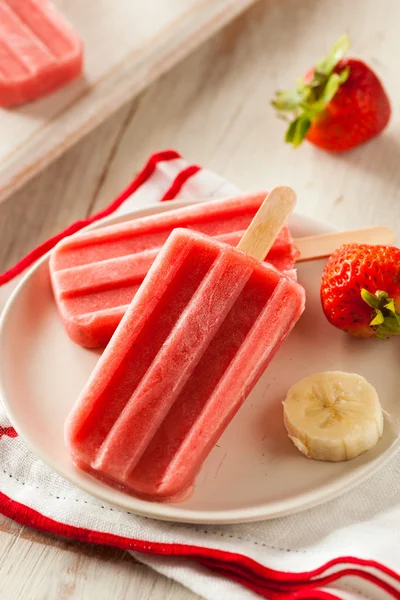 Caseiro de morango e banana Popsicles — Fotografia de Stock