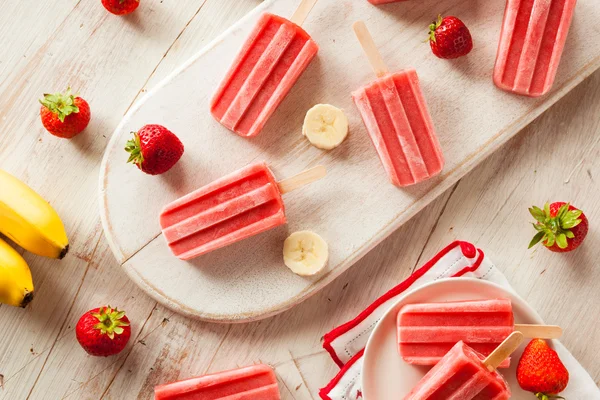 Caseiro de morango e banana Popsicles — Fotografia de Stock