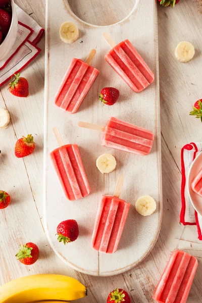 Caseiro de morango e banana Popsicles — Fotografia de Stock