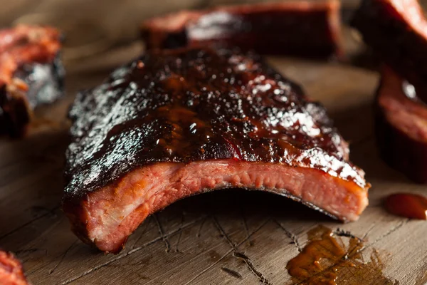 Hausgemachte geräucherte Schweinerippchen vom Grill Stockfoto