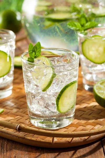 Refreshing Ice Water with Lime — Stock Photo, Image