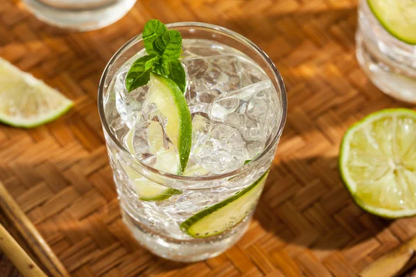 Refreshing Ice Water with Lime — Stock Photo, Image