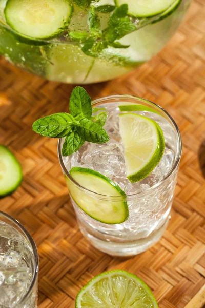 Agua de hielo refrescante con cal —  Fotos de Stock