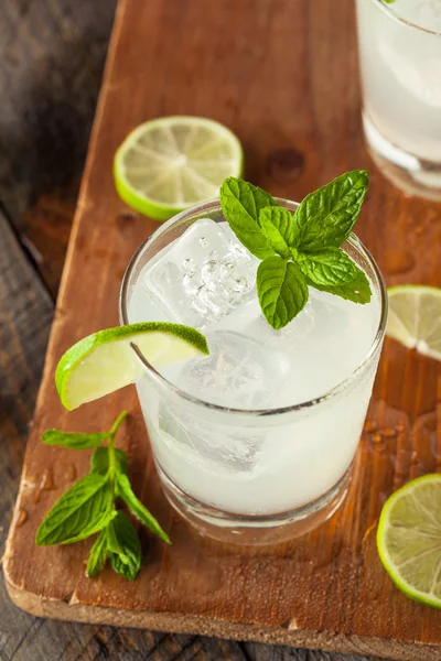 Limonada helada refrescante en frío — Foto de Stock