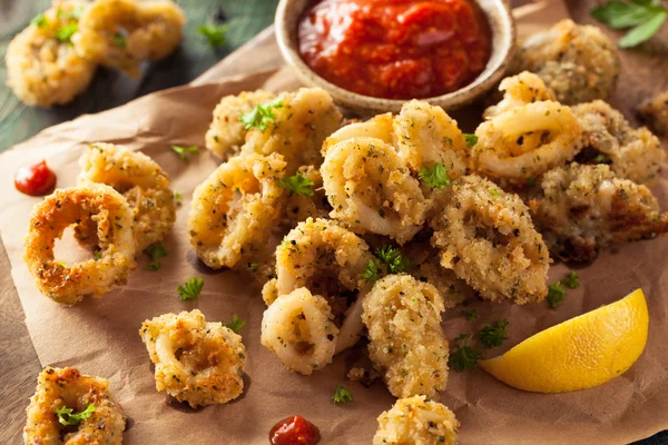 Kotitekoinen leivitetty paistettu Calamari — kuvapankkivalokuva