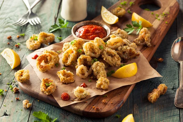 Hausgemachte panierte gebratene Tintenfische — Stockfoto