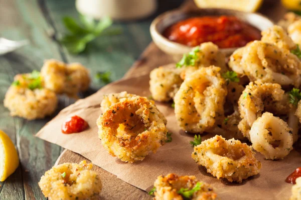 Fatto in casa impanato fritto Calamari — Foto Stock