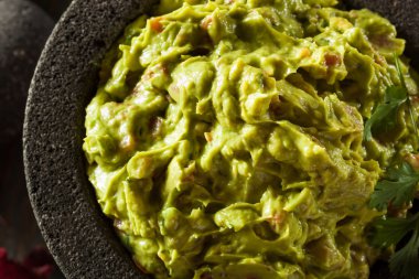 ev yapımı taze guacamole ve cips