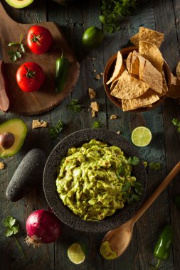 ev yapımı taze guacamole ve cips