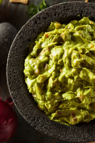 Guacamole fresco caseiro e batatas fritas — Fotografia de Stock