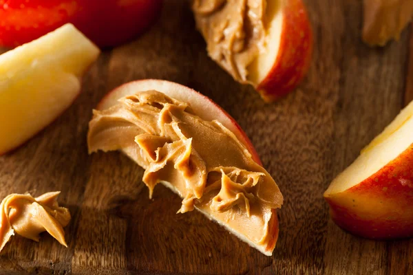 Manzanas ecológicas y mantequilla de maní — Foto de Stock